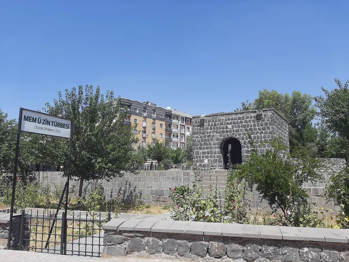Tarihi Mem û Zîn Türbesi ve Mescidi