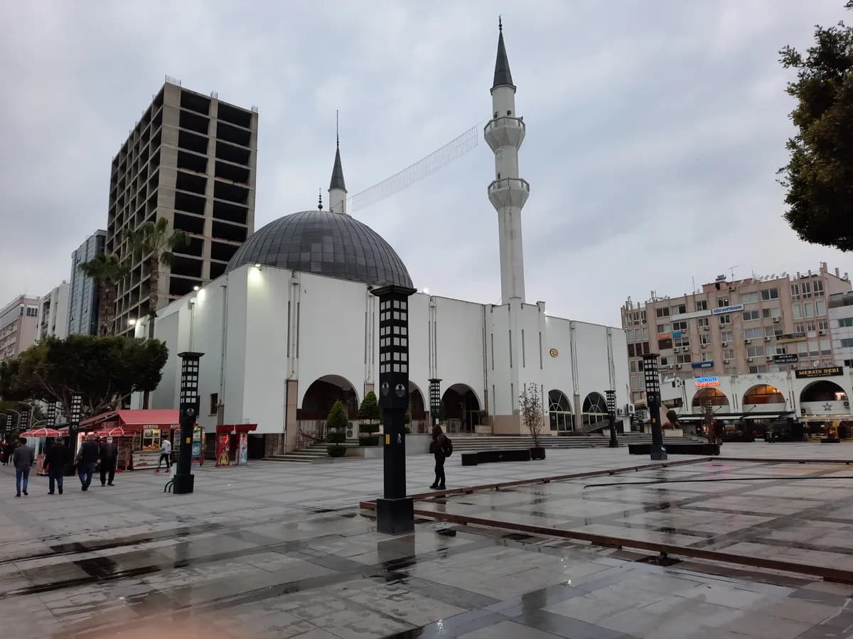 Tarihi Mersin Eski Camii ve Avlusu