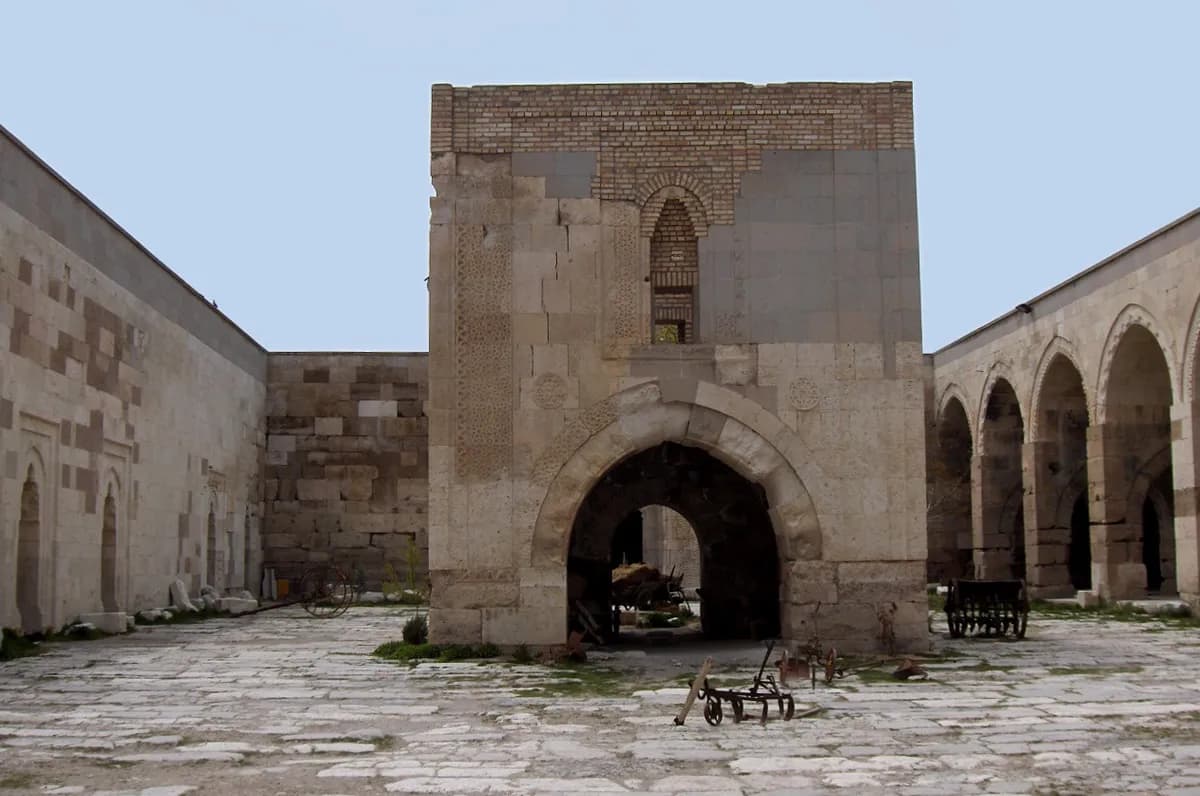 Tarihi Pir Baba Türbesi ve Mescidi