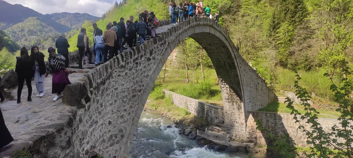Tarihi Şenyuva (Çinçiva) Köprüsü ve Otantik Konaklar