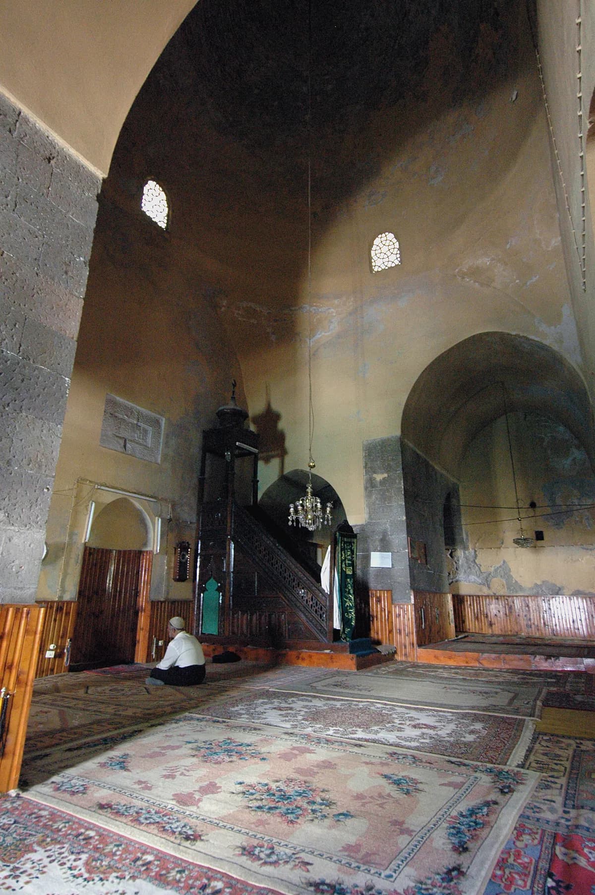 Tarihi Şerefiye Külliyesi & Camii (M.S. 1529 IV. Şerefhan)