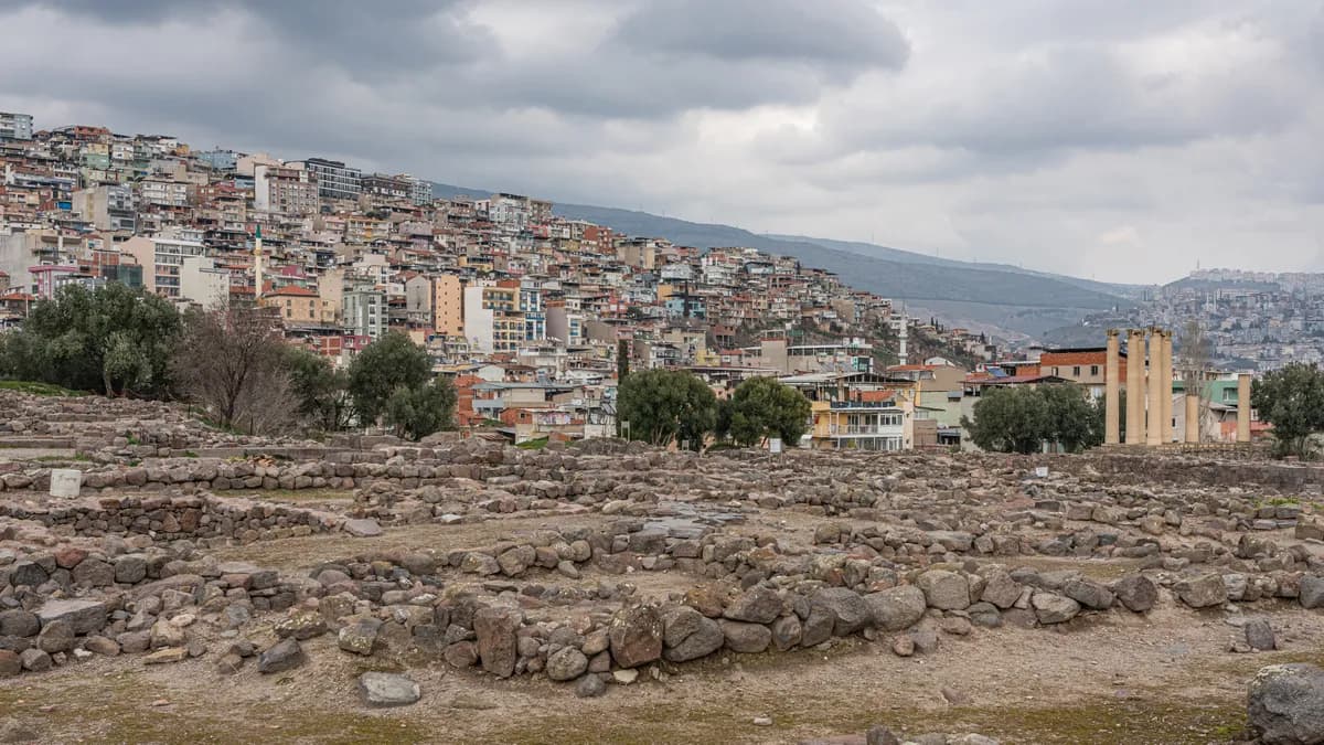 Tarihi Smyrna Höyüğü ve Tepekule Ören Yeri (Eski İzmir - MÖ 3000)
