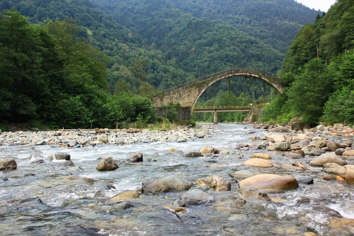 Terme Çayı Kordonu ve Tarihi Kemer Köprü