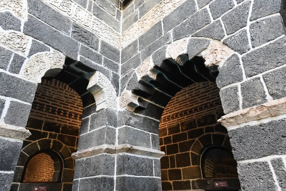 Zinciriye (Sultan İsa) Medresesi ve Gün Batımı Seyir Terası (1385)